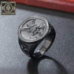 Bague Ange Michael Avec Face Ronde: Bijou Protecteur En Acier Inoxydable - Noir / 54.4 Mm