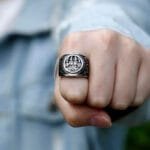 Bague Blason Patte D’ours: Affirmez Votre Courage!