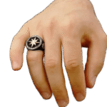 bague chevaliere avec face ronde boussole roas400 622 1