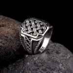 Bague Chevalière Homme En Argent Avec Face Rectangulaire Ornée