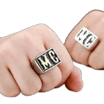 bague chevaliere mc en acier inoxydable style unique et distinctif roas250 155 1