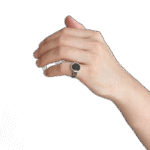 bague chevaliere onyx noir relief luxe et elegance roas400 836 1