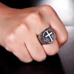 bague en acier inoxydable avec croix chretienne roas250 262 1