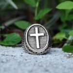 bague en acier inoxydable avec croix chretienne roas250 400 1