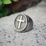 bague en acier inoxydable avec croix chretienne roas250 671 1