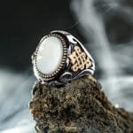 Bague En Argent Avec Pierre Nacrée Blanche: Un Chef-d’œuvre Vintage