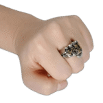 bague homme en acier inoxydable tete de mort poing roas250 230 1