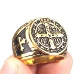 bague saint benoit en acier inoxydable valeurs religieuses or roas200 449 1